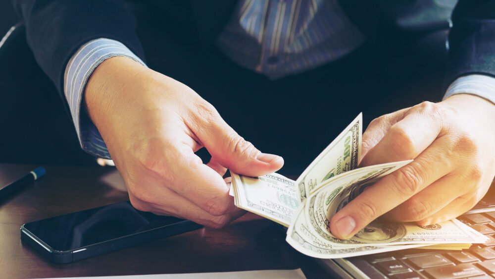 درآمد دلاری با فروش اطلاعات در اینترنت